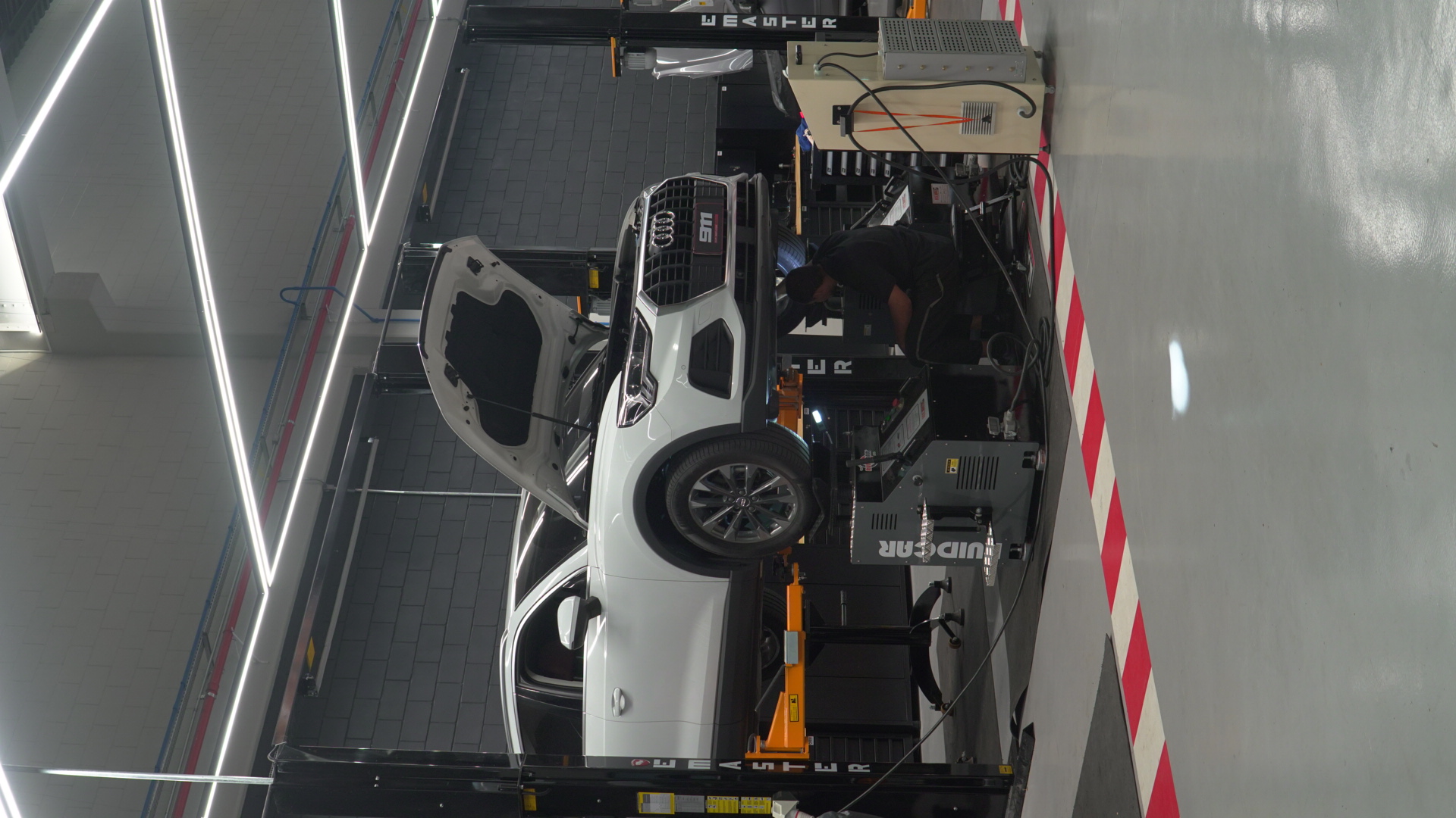 Ruid Car – Veículo branco sendo testado no sistema de diagnóstico de ruídos